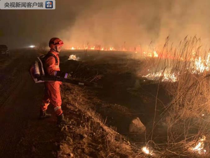 吉林珲春中俄边境发生森林火灾并向我国蔓延 消防正在扑救